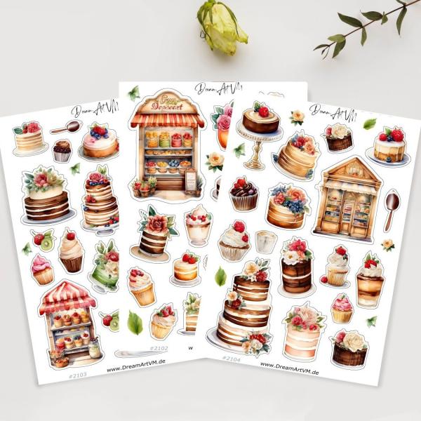 Set von drei Stickerbögen mit handgezeichneten Motiven von Kuchen, Cupcakes und Dessertvitrinen im Vintage-Stil. Jedes Motiv ist liebevoll gestaltet mit reich verzierten Torten, Cupcakes und Süßspeisen, die farbenfrohe Blumen und Beeren zeigen. Ein perfek
